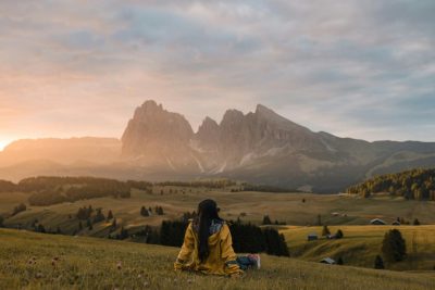 Fotoreise Dolomiten - Person vor Berglandschaft auf der Seiser Alm