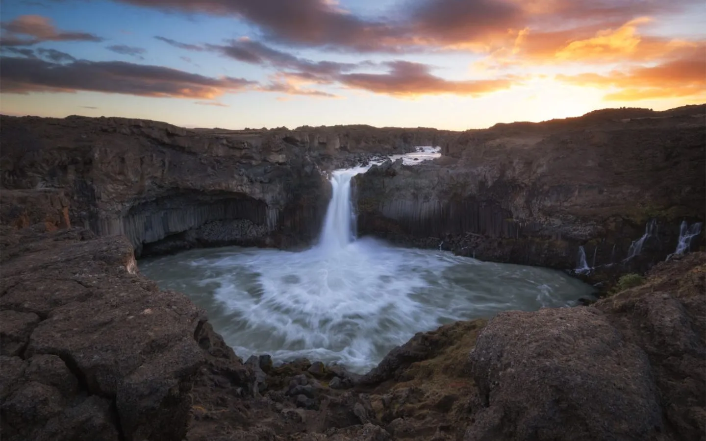 Fotoreise Islands Norden im Herbst - Wasserfall Aldeyjarfoss bei Sonnenuntergang und Himmelsröte