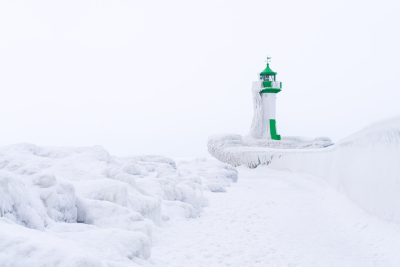 Fotoreise arktisches Rügen - Eingeiste Mole und Leuchtturm Sassnitz